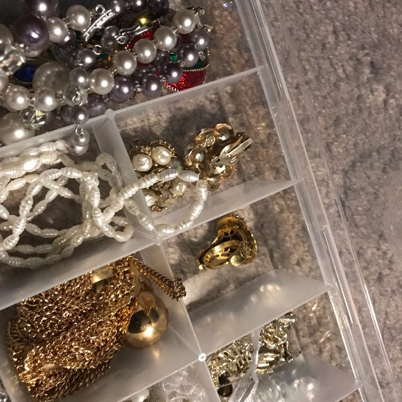 SALE Large Vintage Mixed Lot Faux Pearl Jewelry Brooches & Earrings Many Signed - Picture 3 of 5